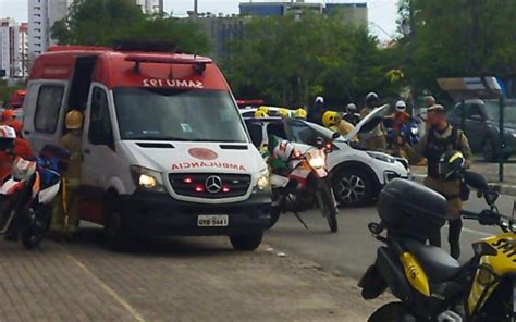 Carro Capota Ap S Colidir Balizador Na Avenida Ad Lia Franco Em