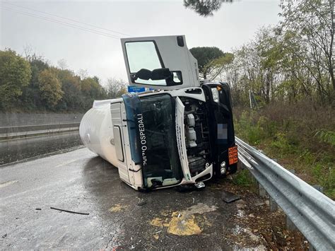 Cisterna si ribalta sul Rato fra Terni e Orte Caos viabilità UmbriaON