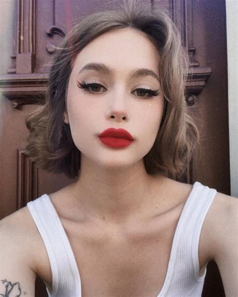 Selfies By Adele Ig Vantedel Represented By Adele Porcelain Brunette Classy The Cutie