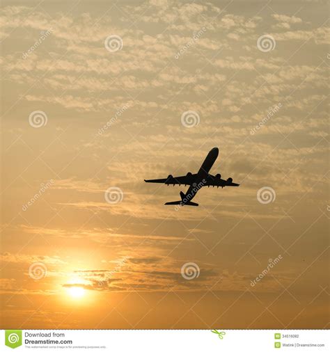 Silueta De Un Aeroplano Con El Cielo De La Puesta Del Sol Foto De