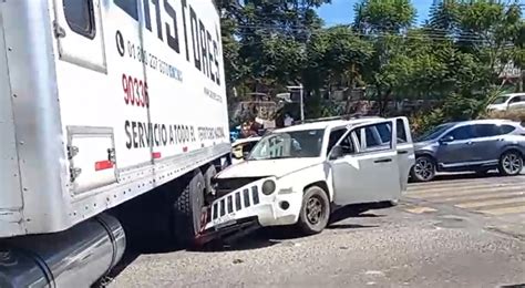 Aparatosa colisión entre camión y camioneta en el crucero de Hacienda