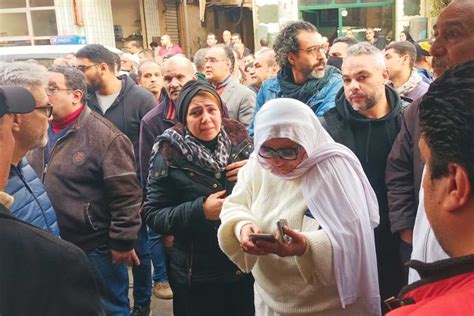 Ibrahim Llam Al Abyad Para Despedirse De Su Madre Durante El Funeral