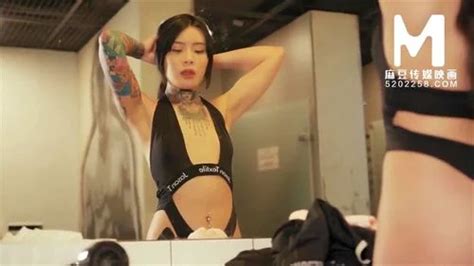 Watch 国产麻豆传媒作品 藏匿健身房的猥琐男 免费观看 60Fps Asian Amateur Porn SpankBang