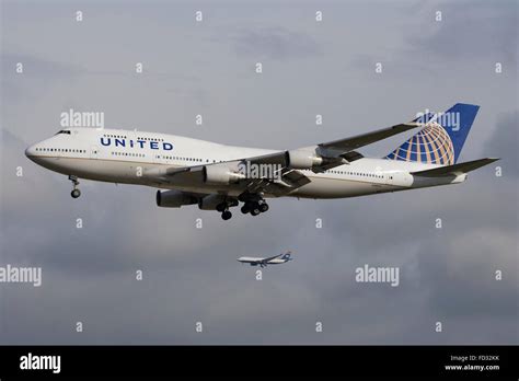 United Airlines Boeing 747-400 landing in Frankfurt parallel to US ...