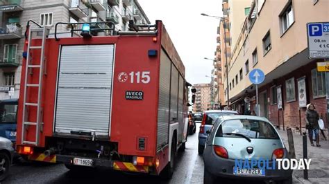 Raffiche Di Vento Su Napoli Numerosi Crolli Foto De Cristofaro