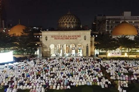 Ribuan Umat Muslim Khidmat Shalat Subuh Di Masjid Raya Jabar Kilas