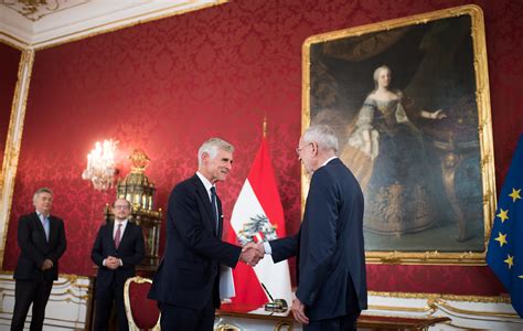 Au Enminister Michael Linhart Wird Vom Bundespr Sidenten Alexander Van