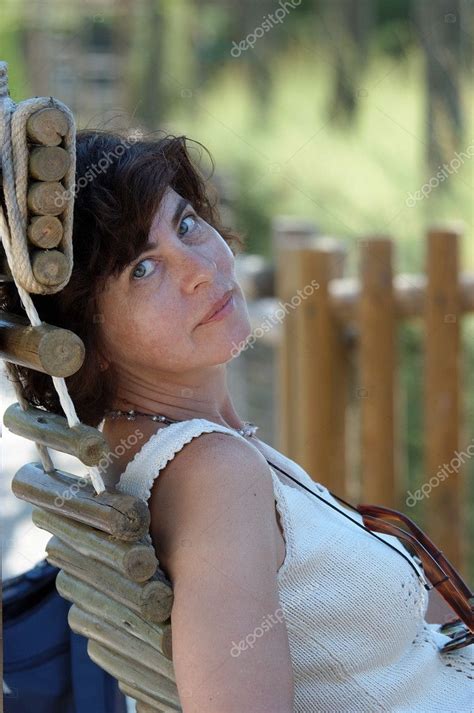 Женщина на шезлонге #2527260 - Ларасток
