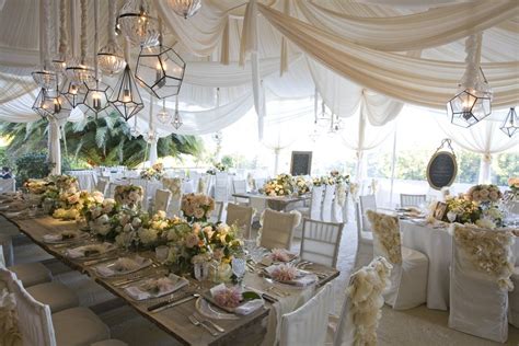 Telas Colgantes Como Elementos Decorativos Para Una Boda De Lujo The