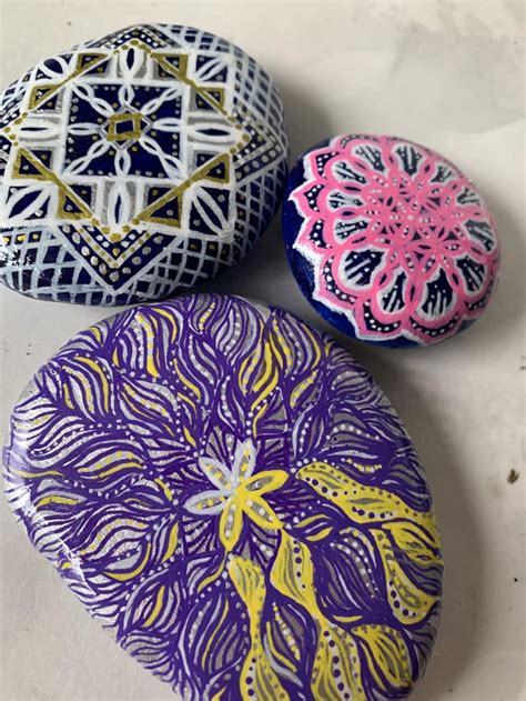 Some more mandala style rocks I’ve been painting : r/rockpainting