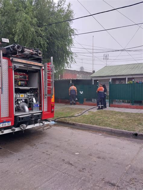 Feroz incendio de una casa en Lomas un hombre está hospitalizado