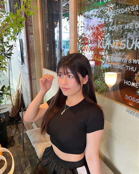 ちとせよしのさんのインスタグラム写真 ちとせよしのinstagram「ピチt〜👚 最近はクロップド丈のtシャツがお気に入り🤭 でもこれ