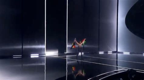 Marco Mengoni aclamado por la bandera que sacó en Eurovisión junto a