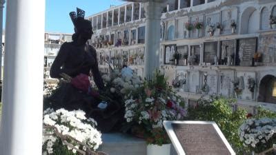 Ofrenda floral a Rocío Jurado en el cementerio de Chipiona Parte 1