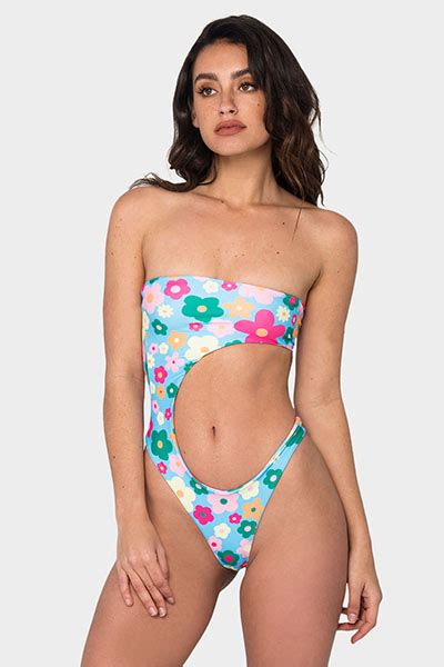 9 Hot Sexy Daisy Dares You Bikini Pics