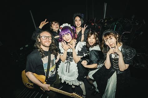 ＜ライブレポート＞band Maid、インキュバスの来日公演で新曲「bestie」を共作者・マイクと共に初披露 Saikiプロデュースの衣装を