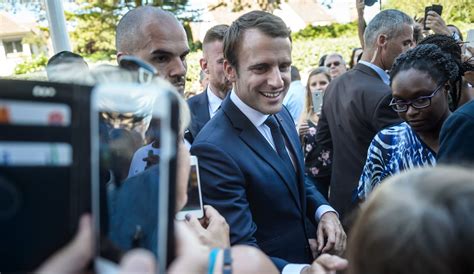 Los Sondeos Auguran Que Macron Conseguirá Una Amplia Mayoría En Las