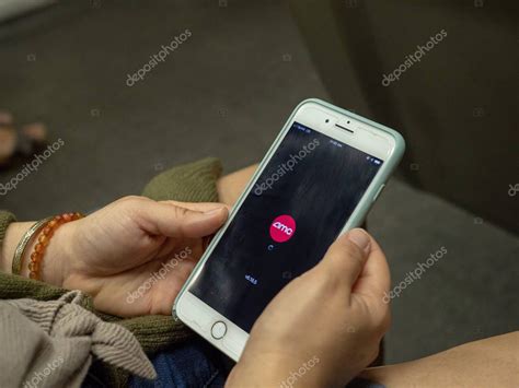 Mujer Utiliza La Aplicaci N M Vil De Cine AMC En El IPhone Mientras