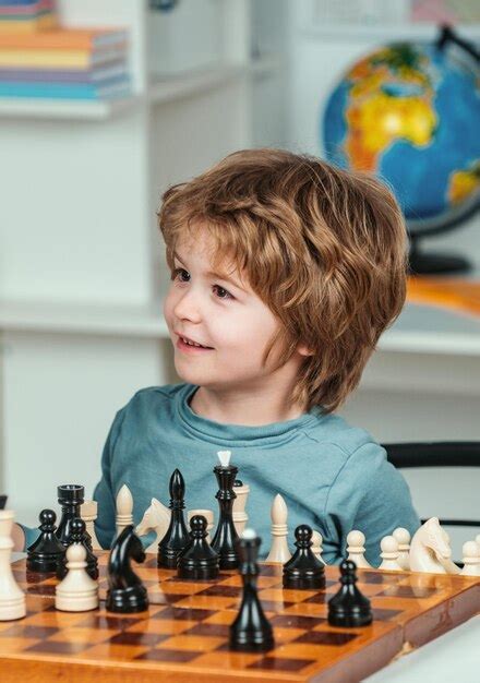 Fête des pères beau père et fils jouent aux échecs tout en passant du