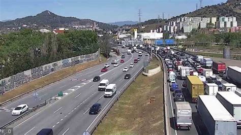 Un Accidente En El Nus De La Trinitat Forma Largas Colas En Las Rondas