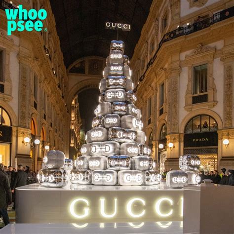 Gucci Acceso L Albero Di Natale In Galleria Vittorio Emanuele Ii A Milano