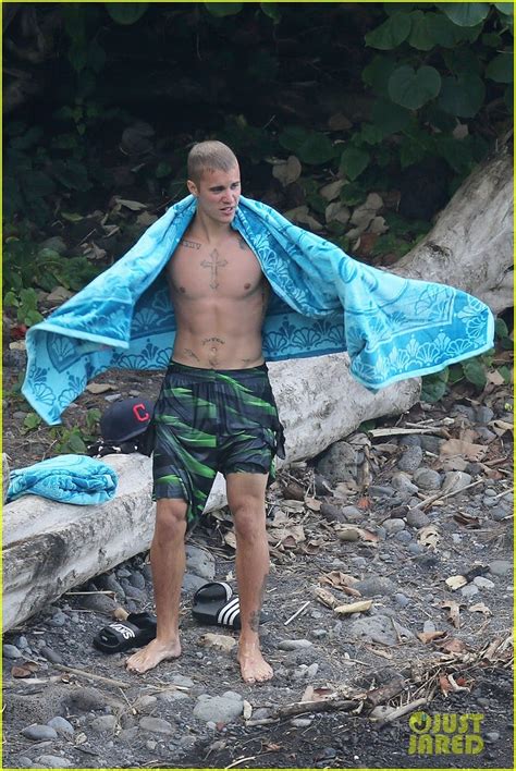 Justin Bieber Towels Off His Shirtless Body In Hawaii Photo