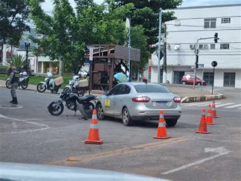 Carro Da Prf Colide Contra Motocicleta No Centro De Rio Branco E Deixa