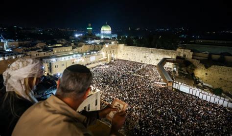 Watch Yom Kippur Services At The Western Wall In Jerusalem S Old City