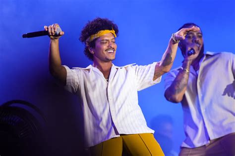 Banda de Bruno Mars surpreende e toca Evidências no The Town