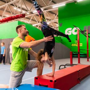 Akrobatyka Gojump Park Trampolin Krak W Najwi Kszy W Krakowie