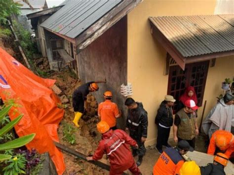 Curah Hujan Tinggi Sebabkan Musibah Tanah Longsor Dan Pohon Tumbang Di