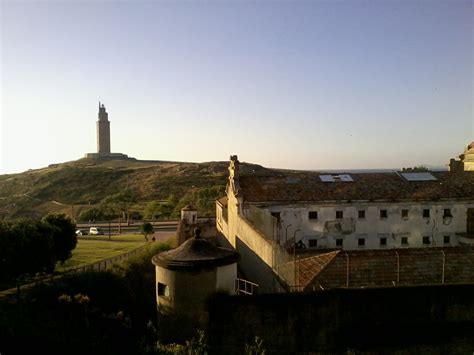 Faro Milenario De La Torre De H Rcules En A Coru A Junto Al Edificio