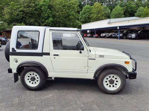 Suzuki SJ Samurai SUV Geländewagen Pickup in Weiß oldtimer in Bad