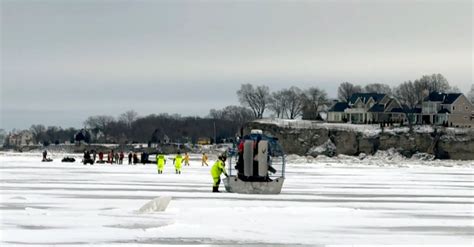 Pessoas Resgatadas Ap S Ficarem Presas Em Bloco De Gelo No Lago Erie