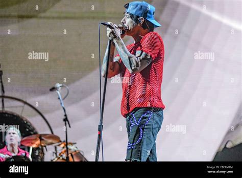 Red Hot Chili Peppers Anthony Kiedis Vocals Chad Smith Drums Live In Buenos Aires