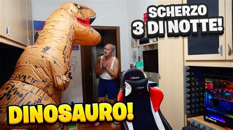 SCHERZO DINOSAURO alle 3 di NOTTE in CASA a MIO PAPÀ LEGGENDARIO