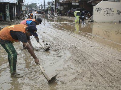 Bersihkan Lumpur Usai Banjir Bekasi Antara Foto