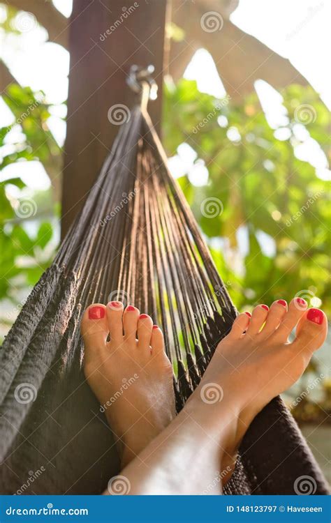 Femme Dans L Hamac Sur La Plage Image Stock Image Du Nature Pied