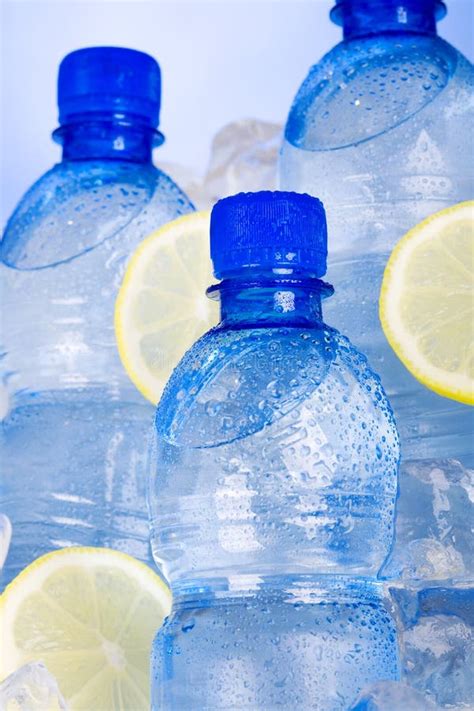 Botellas Azules De Agua En Hielo Foto De Archivo Imagen De Dieta