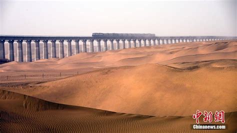 世界首个沙漠铁路环线，新疆和田至若羌铁路开通运营财经头条