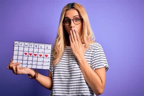 Jeune Belle Femme Blonde Tenant Le Calendrier De La P Riode Pour Contr Ler Le Cycle Menstruel