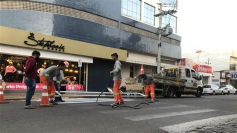 Faixas de segurança recebem pintura em diversos pontos da cidade