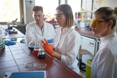 Jóvenes Estudiantes De Química Se Entusiasman Con El Experimento Que