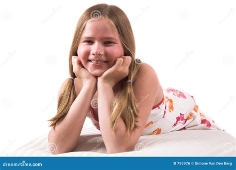 Fille Assez Blonde Se Trouvant Sur Un Divan Photo Stock Image Du Innocence Adolescents