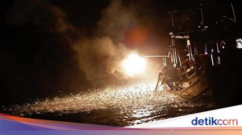 Saktinya Nelayan Taiwan Menjala Ikan Pakai Api