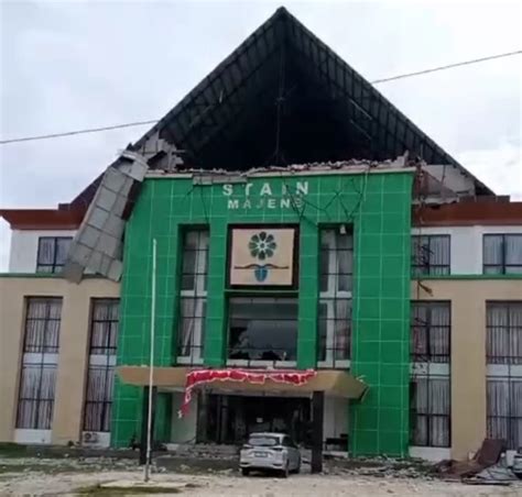 Bagian Atap Gedung Rektorat STAIN Majene Rusak Diterpa Angin Kencang