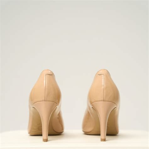 Туфли Dyva бежевые на шпильке круглый нос купить в Москве, большой выбор