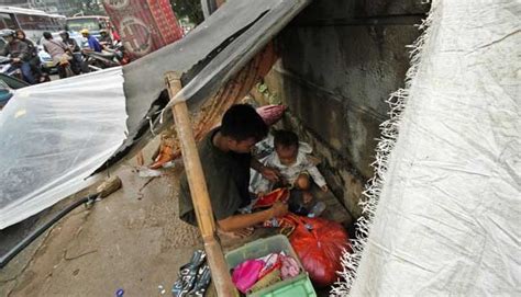 Korban Banjir Kampung Pulo Mengungsi Di Emperan Toko Foto Tempo Co