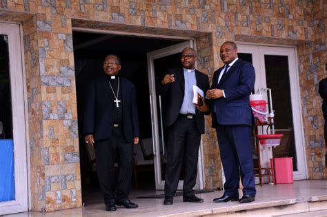 Me Claude NYAMUGABO et Mgr Marcel UTEMBI regardent dans la même