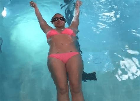 Britney Spears Presume Su Figura En Bikini Durante Una Sesión De Nado Sincronizado